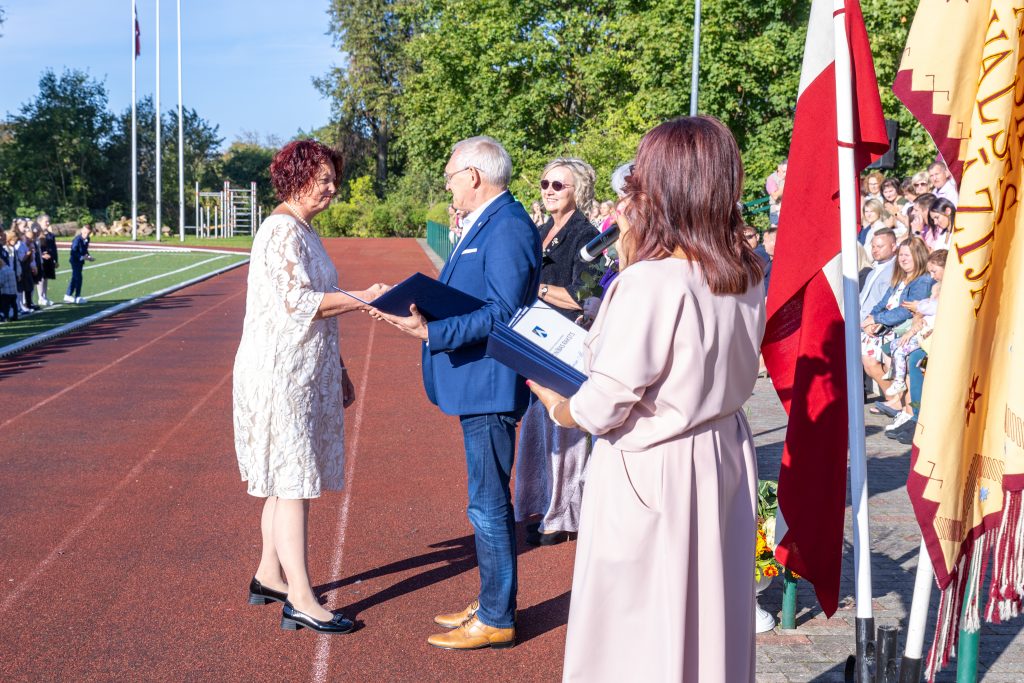 A.Feldmane saņem Atzinības rakstu