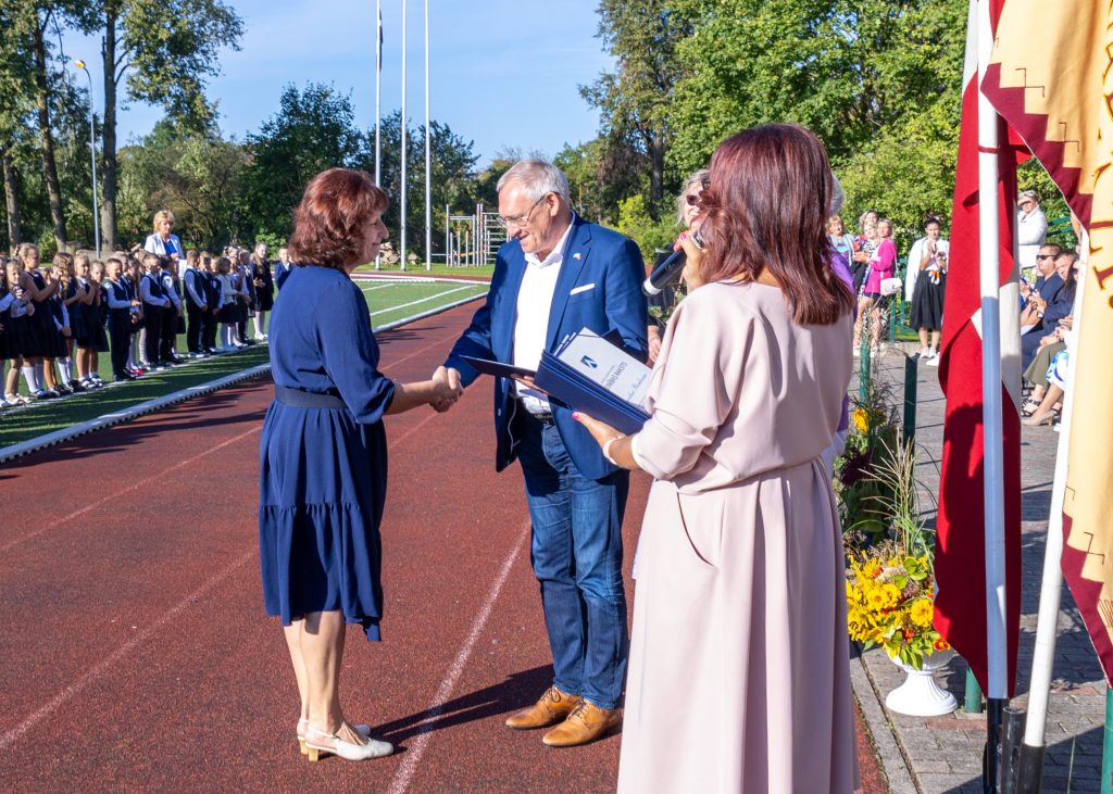 I.Masjule saņem Atzinības rakstu