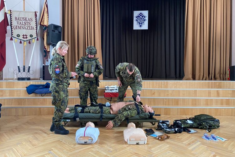 Čehijas medicīnas karavīri pārsteidz skolēnus