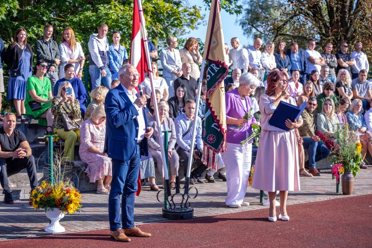 Darbinieki saņem pašvaldības apbalvojumus